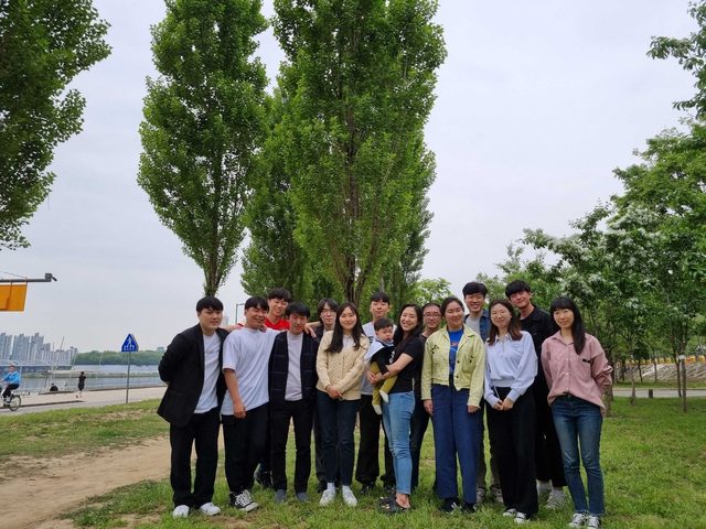 Spring picnic by the Han River