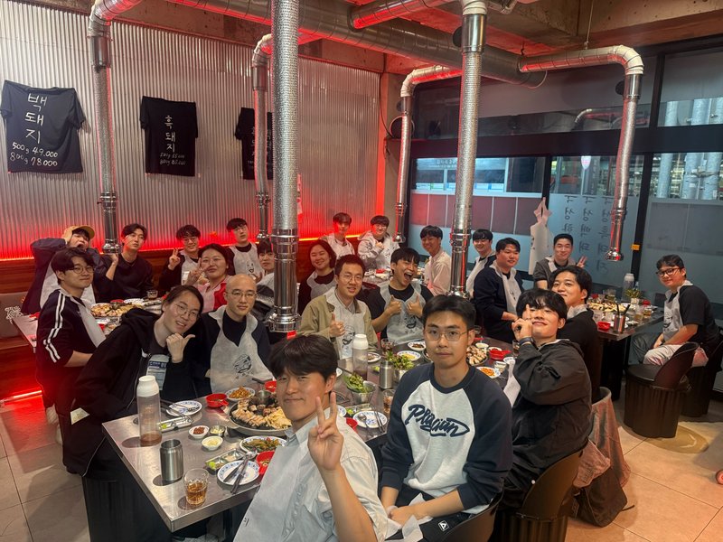 Optica student chapter dinner with neighboring labs